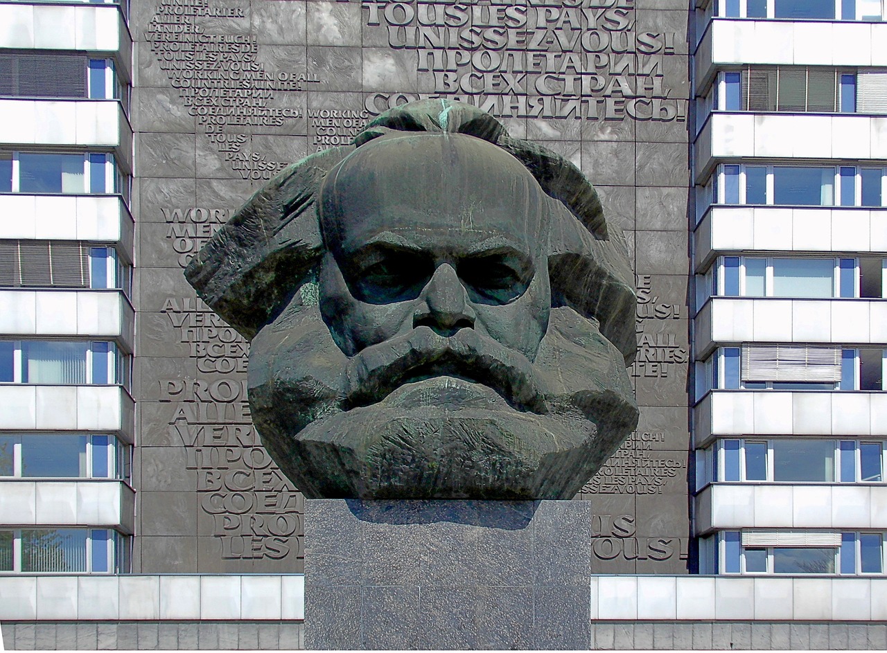 karl marx ensemble, monument, bridge road